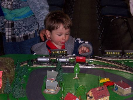 Mein Sohn bestaunt eine Modelleisenbahnanlage bei den Modellbahntagen in der Markuskirche 2006
