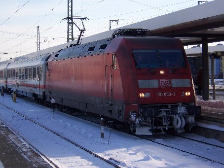 Lokomotive 101 053 vor einem IC im Nürnberger Hauptbahnhof